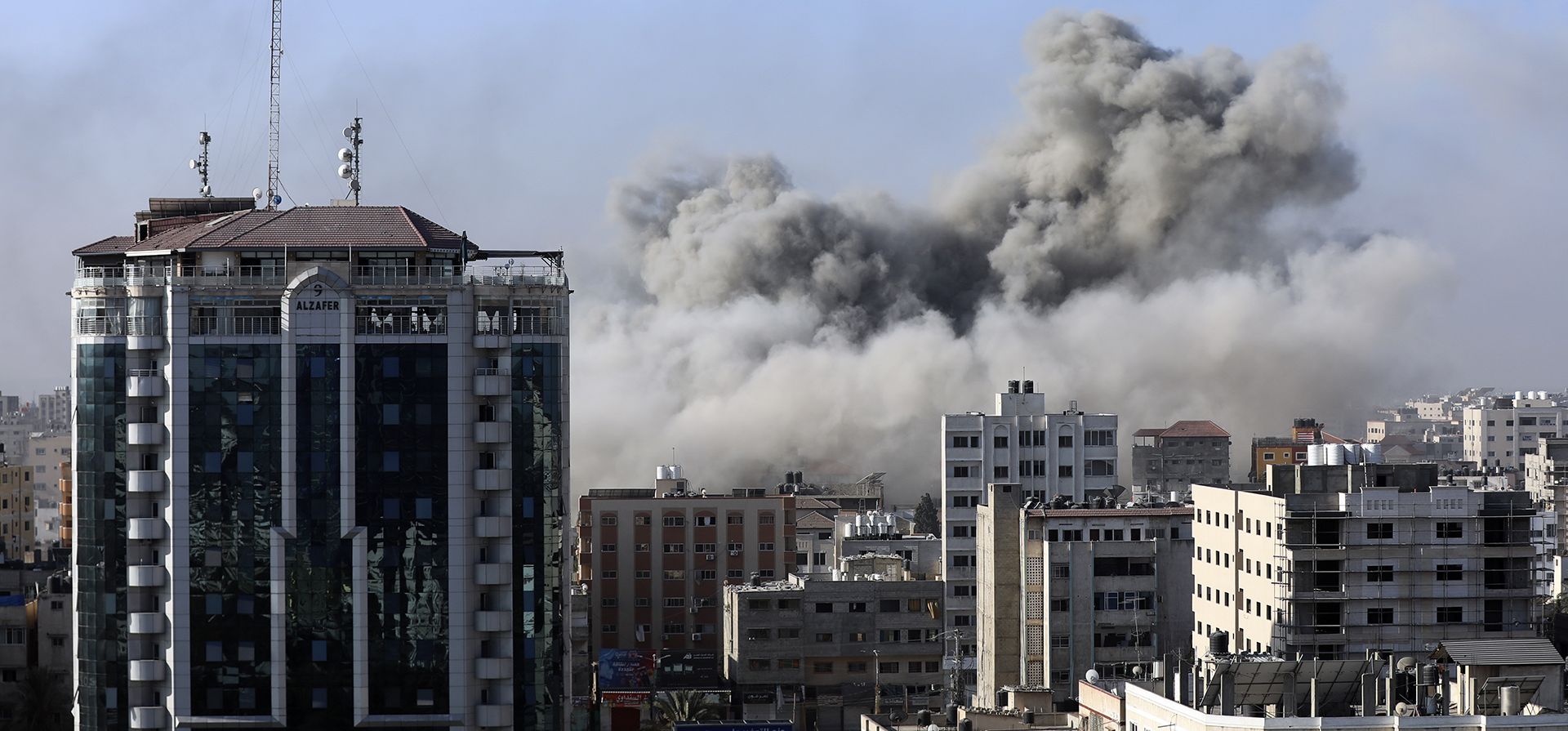 El humo se eleva tras el bombardeo israelí en la ciudad de Gaza, el lunes 30 de octubre de 2023. (Foto AP/Abed Khaled) El humo se eleva tras el bombardeo israelí en la ciudad de Gaza, el lunes 30 de octubre de 2023. (Foto AP/Abed Khaled)