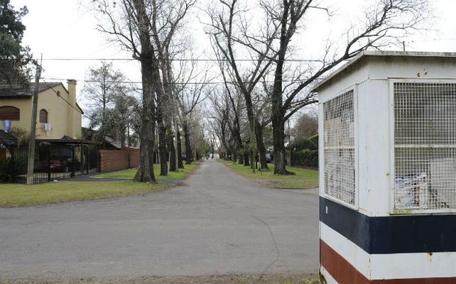 El lugar. Una garita de vigilancia privada se erige frente al chalé asaltado.
