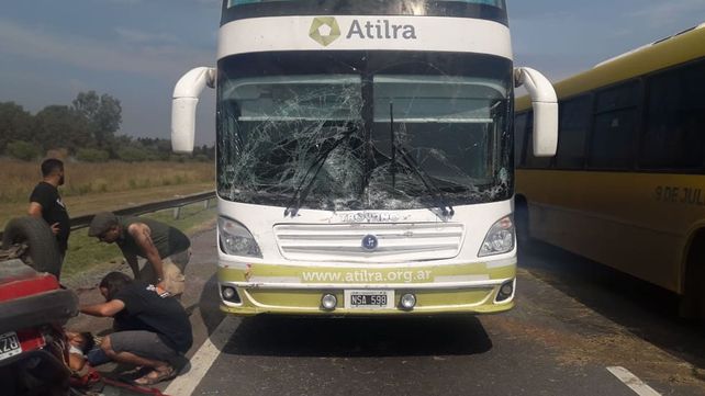 En la autopista a Rosario, un auto se cruzó de carril y chocó contra un ómnibus