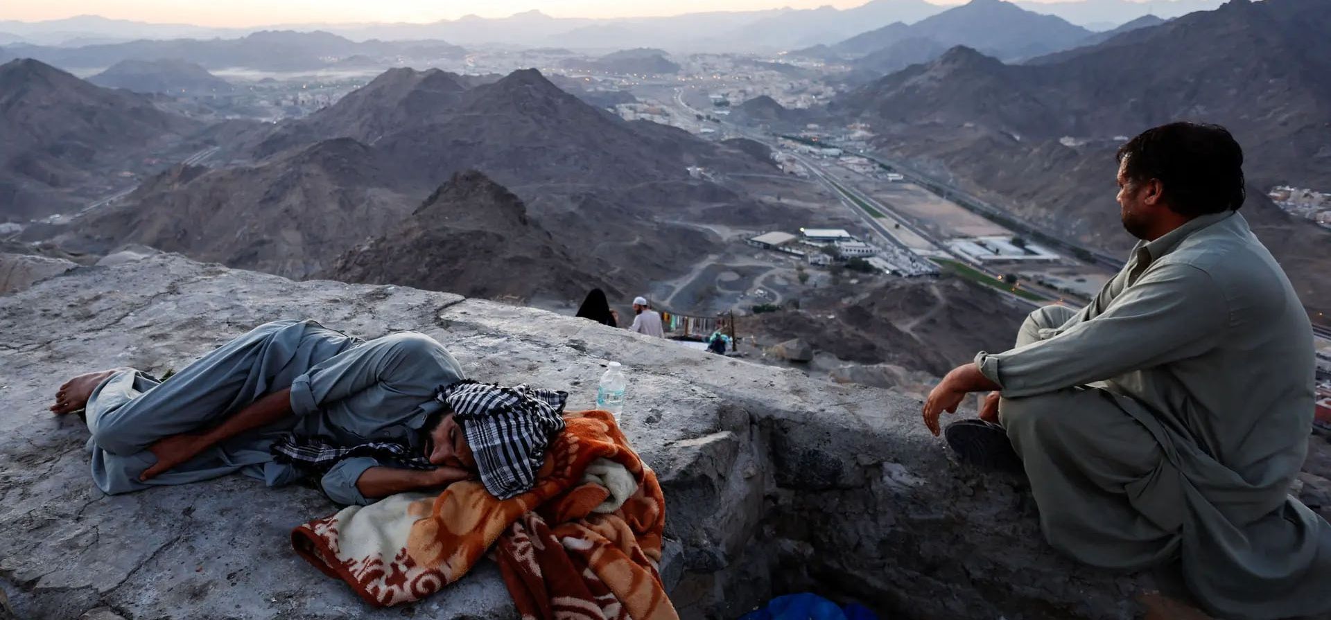 Un peregrino durmiendo en Jabal Al-Nour (Montaña de Luz) cerca de La Meca, donde los musulmanes creen que el profeta Mahoma recibió las primeras palabras del Corán a través del ángel Gabriel en la cueva de Hira. Fotografía: Mohammed Salem/Reuters