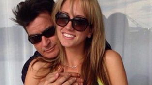 Una estrella porno inició demanda por violencia a Charlie Sheen