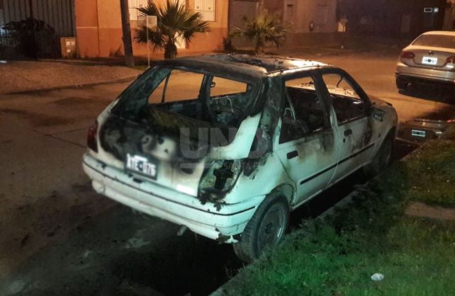 El auto incendiado de manera intencional.