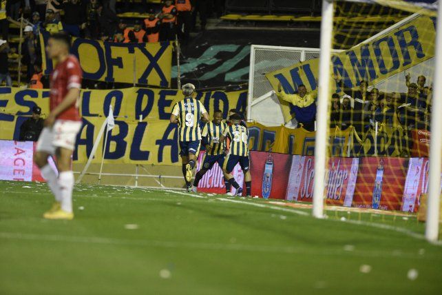 Todo felicidad. Campaz acaba de marca el gol ante Huracán y Coyote Rodríguez y Cervera corren a abrazarlo. Otra genialidad le sirvió a Central para sacar tres puntos.