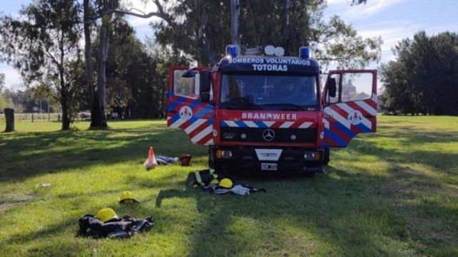 Bomberos voluntarios y personal policial se presentaron en la escena del fatal accidente