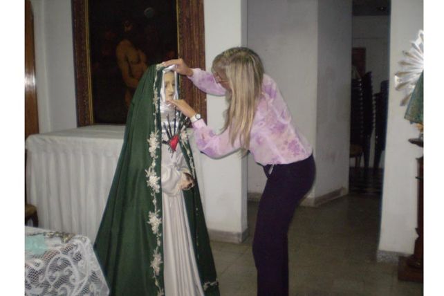 Cambio. Vistiendo a la Virgen Dolorosa. Nora cambió las prendas negras por un color verde y bordados dorados.