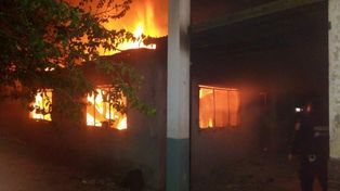 Incendian de manera intencional una escuela secundaria de Moreno