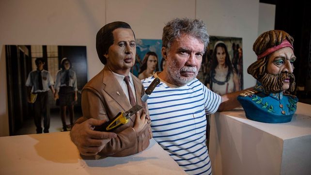 Marcos López con alguna de sus obras en la retrospectiva que inaguruó en el CEC.&nbsp;