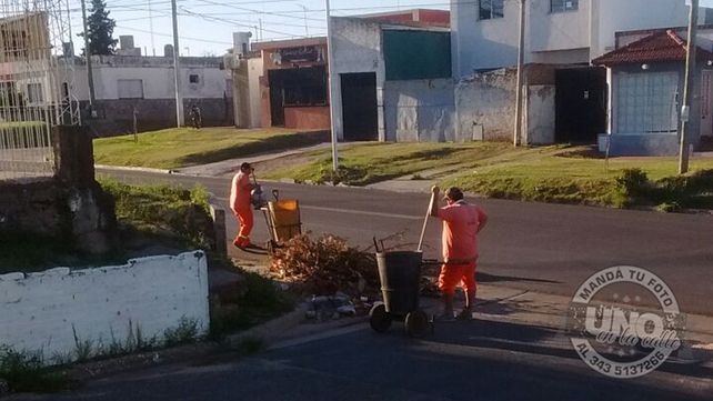 Barrenderos: En vez de juntar, tiran la basura en una esquina