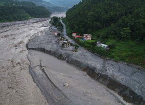 El director de una escuela de Nepal salvó la vida de 900 alumnos