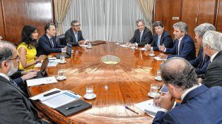 Reunión entre funcionarios nacionales y representantes del FMI.