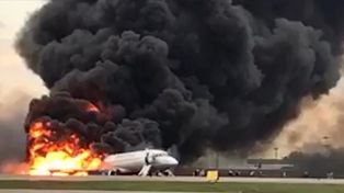 Al menos 41 muertos al incendiarse un avión en Moscú