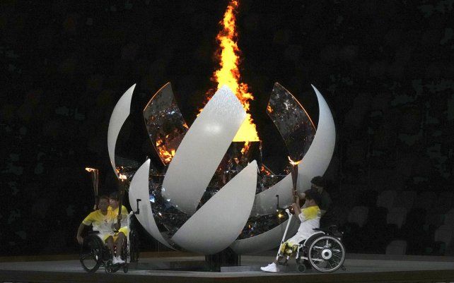 El caldero Paralímpico se enciende durante la ceremonia de apertura de los Juegos Paralímpicos de 2020 en el Estadio Nacional de Tokio, el martes 24 de agosto de 2021.