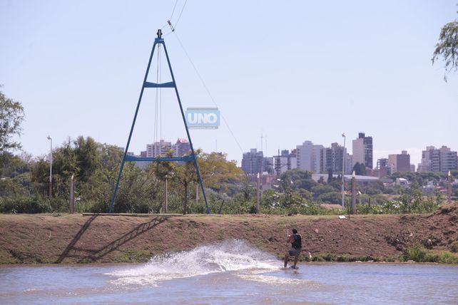 El cable es una nueva opción para los amantes de los deportes de tablas. Foto UNO Juan Ignacio Pereira. &nbsp;