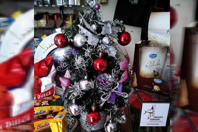 Agustín compartió la foto del árbol que armó en su negocio