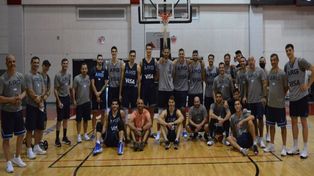 Manu Ginóbili se dio una vuelta por la concentración argentina en Las Vegas. (Foto: @cabboficial)