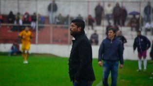 Sergio Gómez en el escenario de barrio San Martín de Paraná.