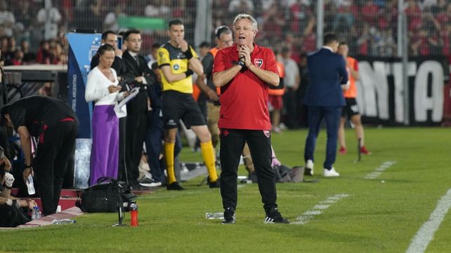 Ricardo Lunari tiene mucha tarea por delante para que Newells se recupere rápido ante Sarmiento.