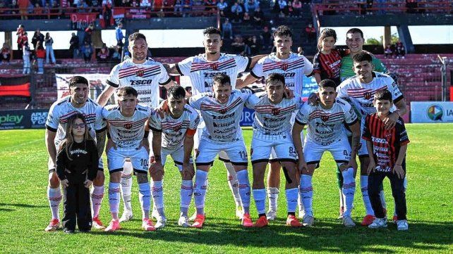 El 11 de Patronato que celebró la victoria el domingo en el estadio Grella ante Deportivo Maipú.