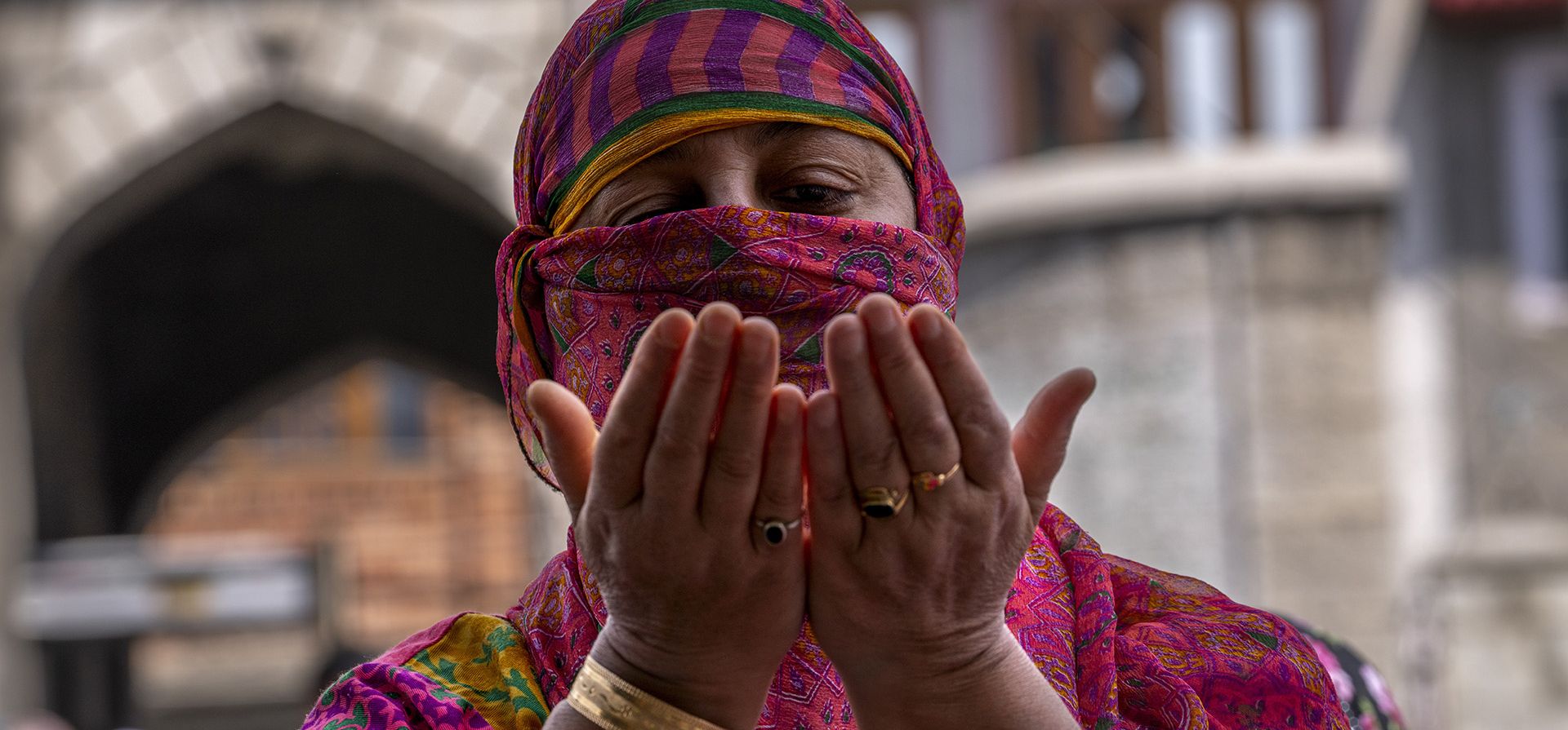 Una mujer de Cachemira reza fuera de la mezquita Shah-e-Hamdan, una de las mezquitas más antiguas de Cachemira, en Jumat-ul-Vida, el último viernes de Ramadán, en Srinagar, Cachemira india, el viernes 29 de abril de 2022.