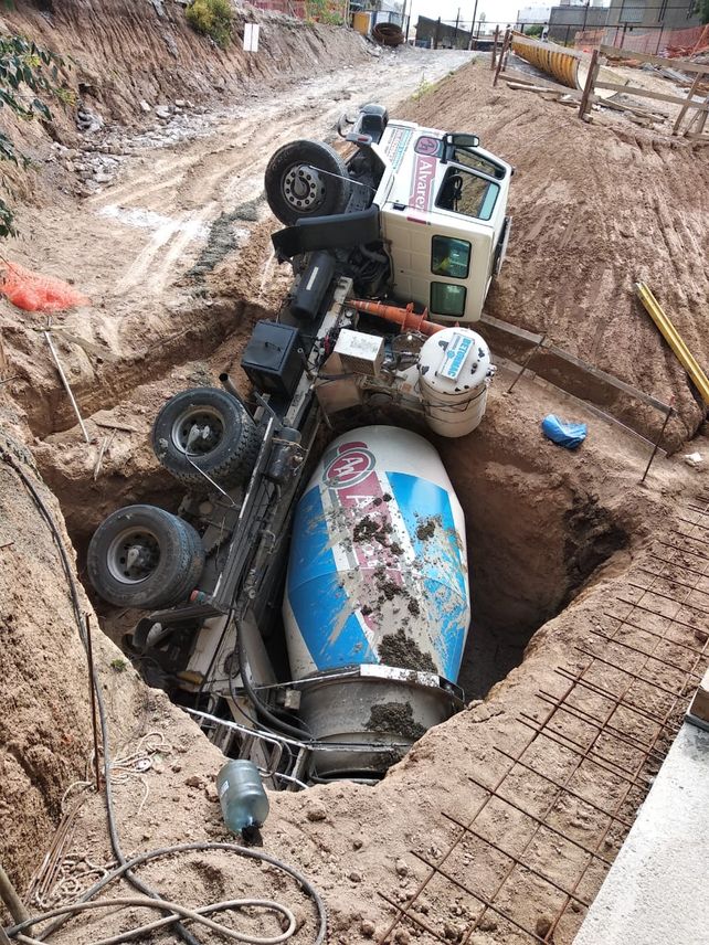 Un camión para hormigonar terminó en el fondo de una enorme excavación