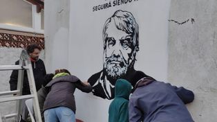 La Biblioteca Popular General José de San Martín cumplió 106 años y para festejar la comisión decidió realizar una pintada en homenaje a Osvaldo Bayer