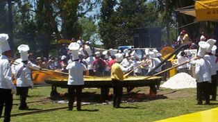 Pig&uuml;&eacute; se prepara para cocinar su tradicional omelette gigante