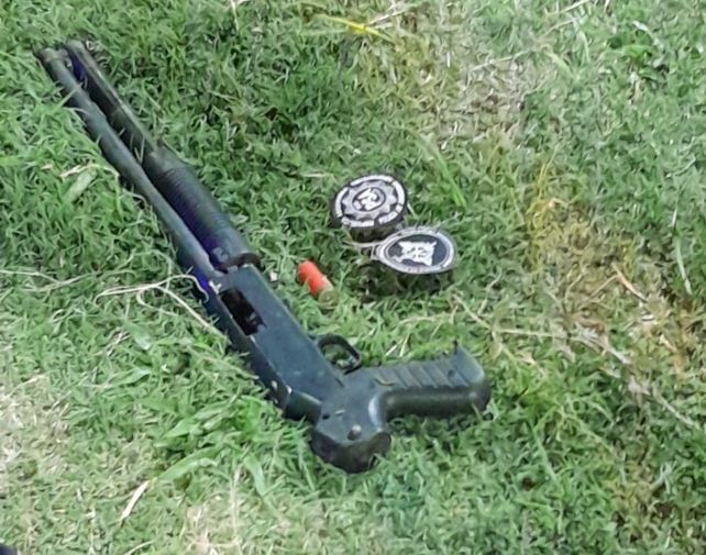 Evadieron un control policial y cayeron de la moto: los detuvieron con un arma y municiones