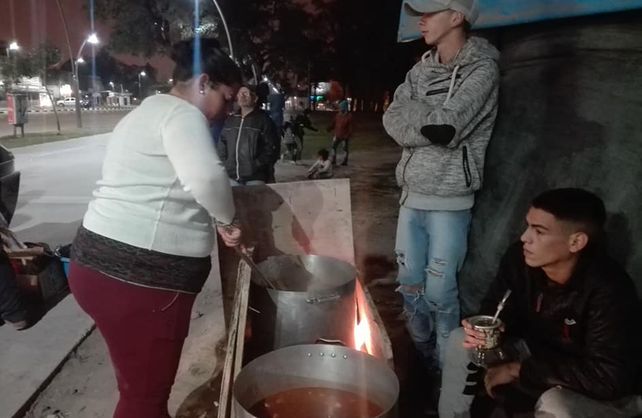 El grupo de amigos y vecinos que se juntan para dar de comer a los que más necesitan.&nbsp;