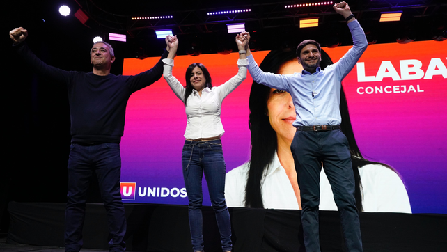 El intendente Pablo Javkin, la candidata de Unidos, Carolina Labayru, y el gobernador Maximiliano Pullaro, de cara a las elecciones en el Palacio Vasallo.