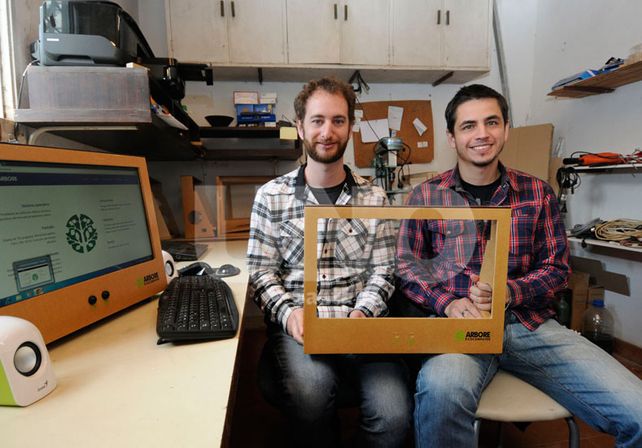 Felices. Guillermo y Carlos muestran el gabinete que diseñaron para sus computadoras ecológicas. Foto: José Busiemi
