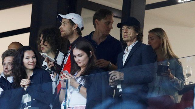 https://media.lacapital.com.ar/p/f1271f8c06c3de6ccdbe4e0b486c32b8/adjuntos/203/imagenes/030/269/0030269086/mick-jagger-fue-fotografiado-el-estadio-wembley-el-partido-que-inglaterra-le-gano-dinamarca.jpg