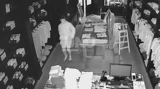 En plena peatonal santafesina. Pese a las cámaras de seguridad del comercio y a la iluminación del microcentro, un delincuente robó en 20 segundos y salió caminando.&nbsp; 