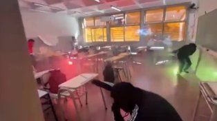 Catamarca: un grupo de alumnos se filmó en una guerra de bengalas en una escuela