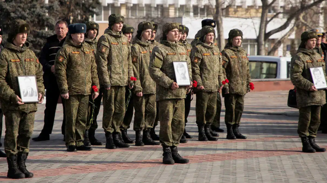 Un grupo de soldados transnistrios conmemora a las víctimas de un enfrentamiento con Moldavia. La región cuenta con una larga historia de guerra.