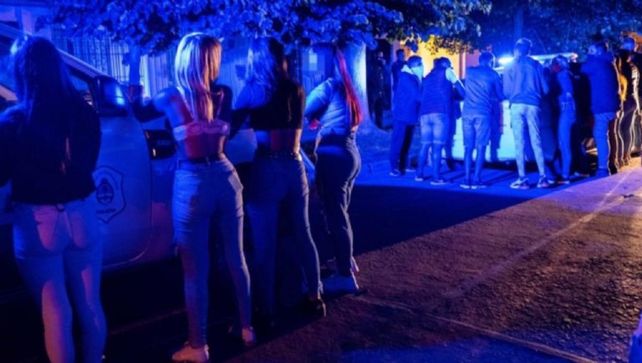 Más de un centenar de personas participaron de la fiesta clandestina desbaratada por la policía.&nbsp;