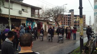 Buenos Aires: violentos enfrentamientos entre vecinos y la Policía en Ituzaingó