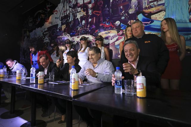 Los funcionarios distendidos más allá de la espera para que comience la conferencia.&nbsp;