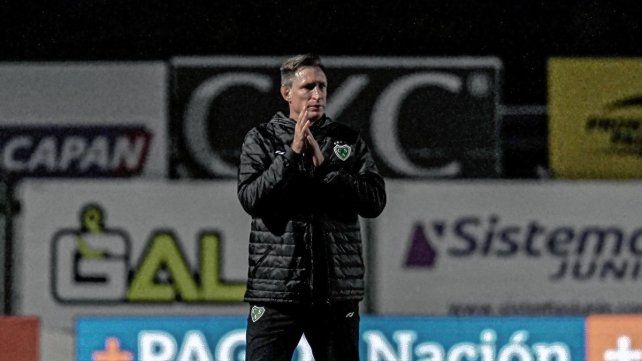 Facundo Sava en el banco de Sarmiento.