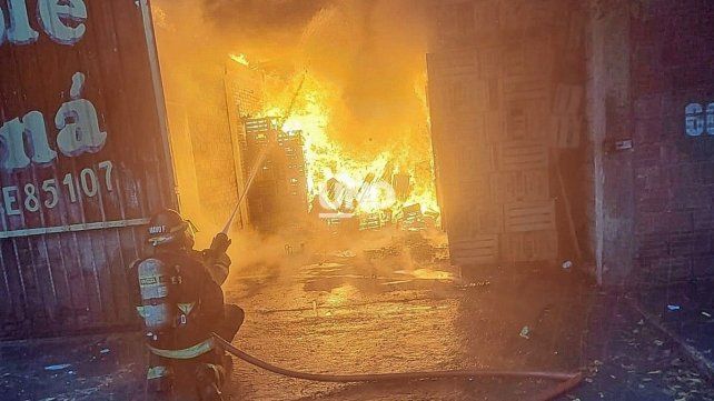 Bomberos controlaron un incendio de grandes dimensiones en uno de los galpones del Mercado de Abasto.