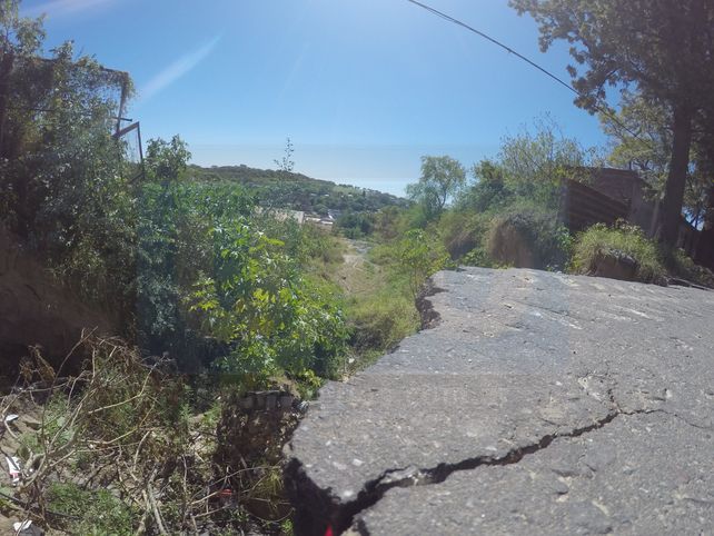 La barranca de calle Osinalde se comió una mano de la arteria