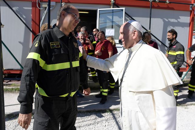 El Papa Francisco llegó de sorpresa a Amatrice y hubo un sismo