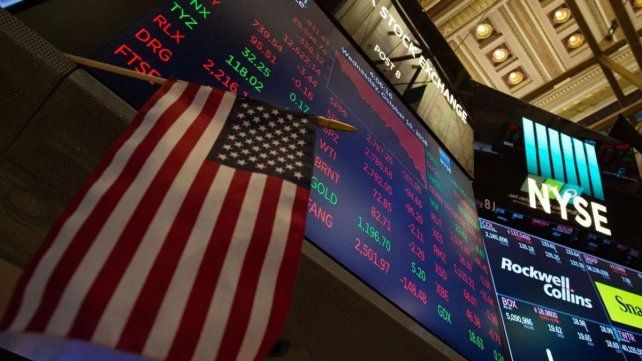 Acciones de bancos suben hasta 14% en Wall Street y reaparece apetito por bonos CER. El riesgo país se aleja de los 1.600 puntos.
