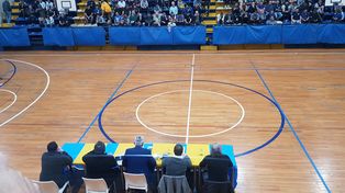 Cara a cara. El oficialismo y los socios, en su mayoría opositores, en la asamblea en la que se consensuó la comisión electoral.