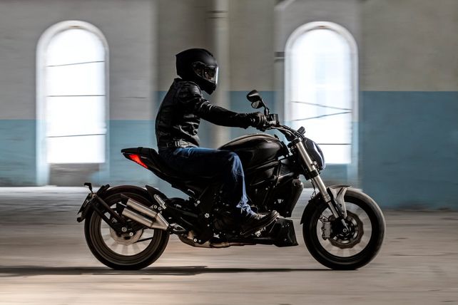 La Benelli 502 C est&aacute; disponible en los colores rojo matte y negro.