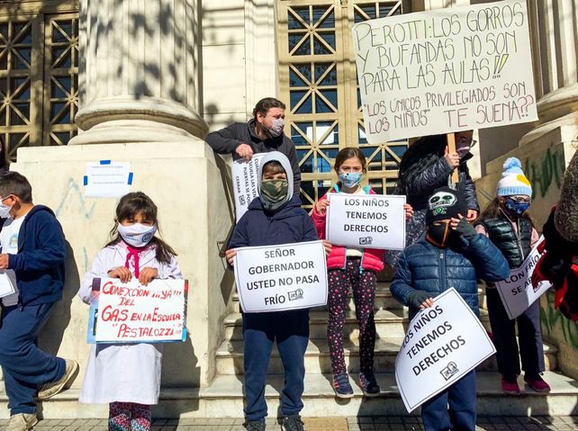 Protestas de chicos y padres en la Escuela Pestalozzi por falta de gas.