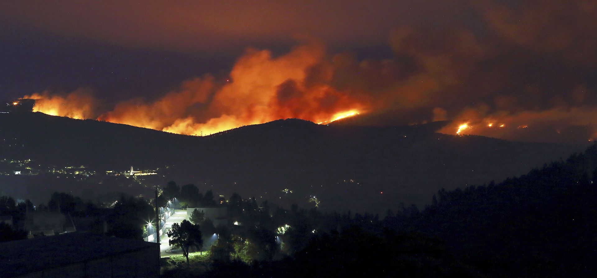Olas de fuego en las colinas alrededor de Sever do Vouga, una ciudad en el norte de Portugal que ha estado rodeada por incendios forestales, la noche del martes 17 de septiembre de 2024. (Foto AP/Bruno Fonseca) Olas de fuego en las colinas alrededor de Sever do Vouga, una ciudad en el norte de Portugal que ha estado rodeada por incendios forestales, la noche del martes 17 de septiembre de 2024. (Foto AP/Bruno Fonseca)