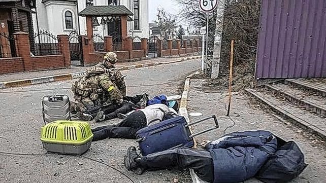La triste imagen de una familia muerta que da la vuelta al mundo y muestra lo doloroso del ataque a Ucrania