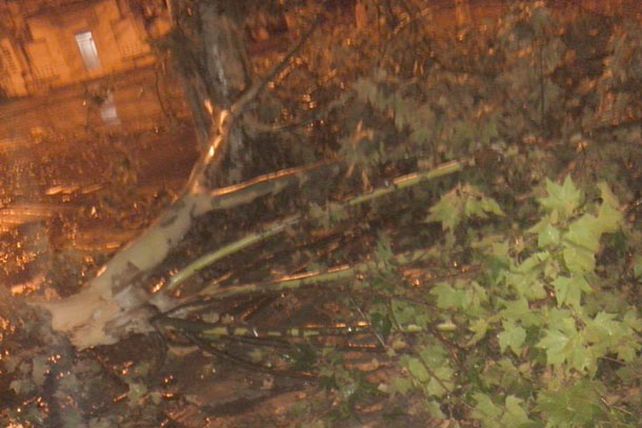 Como se anunciaba, llegó la lluvia y se renovó el alerta por tormentas fuertes