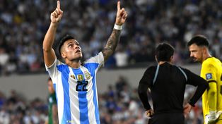 Lautaro Martínez apunta al cielo. Puso su enorme cuota en el equipo de Lionel Scaloni
