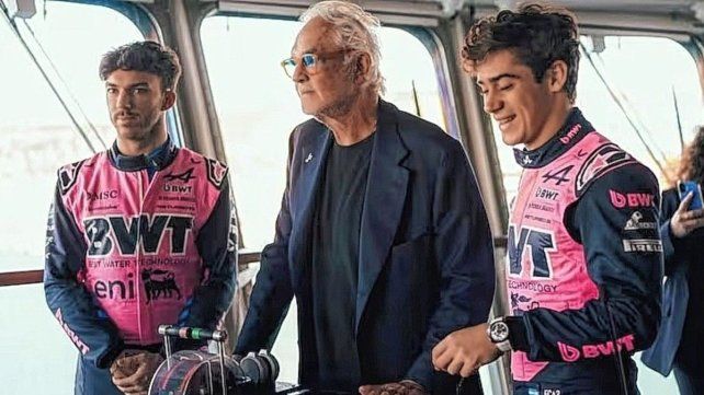 El argentino durante la presentación junto al francés Pierre Gasly y Flavio Briatore.&nbsp;